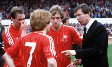 Alex Ferguson talks to Aberdeen players at the 1983 Scottish Cup final