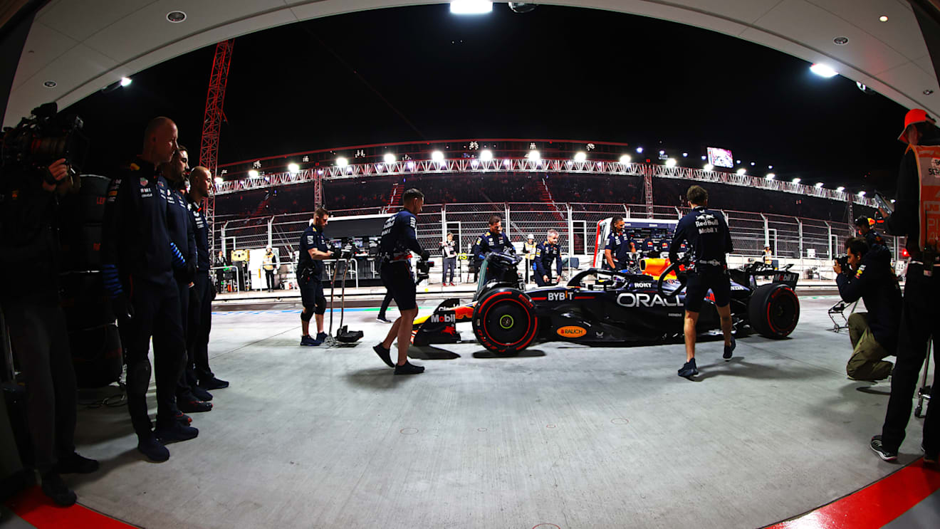 LAS VEGAS, NEVADA - NOVEMBER 22: Max Verstappen of the Netherlands driving the (1) Oracle Red Bull Racing RB20  makes a pitstop during qualifying ahead of the F1 Grand Prix of Las Vegas at Las Vegas Strip Circuit on November 22, 2024 in Las Vegas, Nevada. (Photo by Mark Thompson/Getty Images)