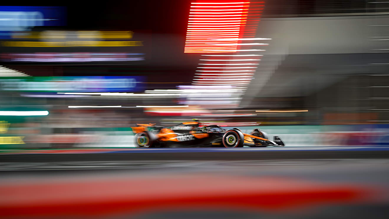 LAS VEGAS, NEVADA - NOVEMBER 22: Lando Norris of Great Britain driving the (4) McLaren MCL38 Mercedes on track during qualifying ahead of the F1 Grand Prix of Las Vegas at Las Vegas Strip Circuit on November 22, 2024 in Las Vegas, Nevada. (Photo by Chris Graythen/Getty Images)