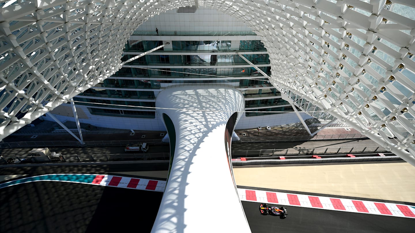 ABU DHABI, UNITED ARAB EMIRATES - DECEMBER 10: Yuki Tsunoda of Japan driving the (22) Oracle Red